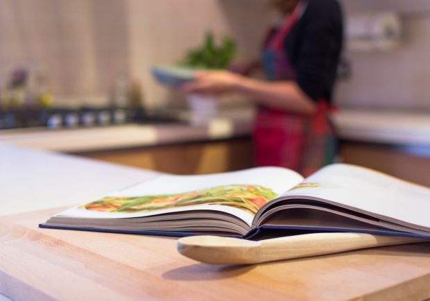 Foto "Kochbuch" für Artikel "Tastings zuhause: 9 Tipps für gutes Gelingen"