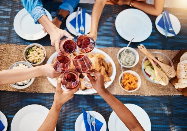 Foto "Weingläser Tisch" für Artikel "Tastings zuhause: 9 Tipps für gutes Gelingen"